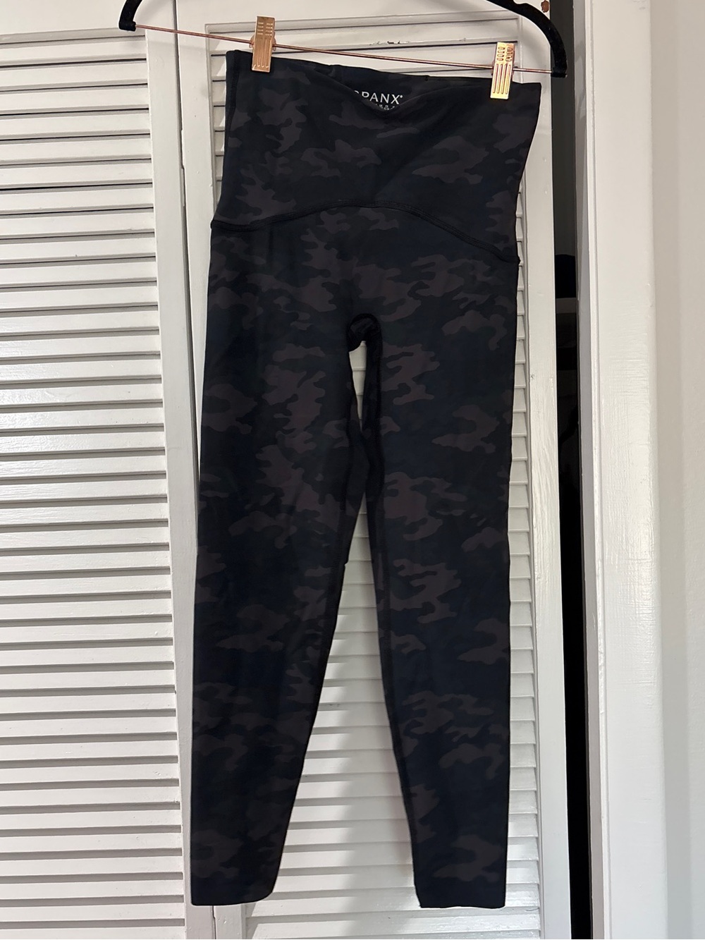SPANX Booty Boost High-Waist Camo Leggings in Dark Gray/Black